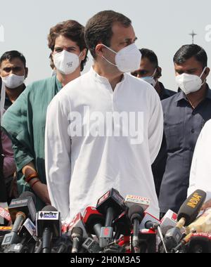 New Delhi, India, 13/10/2021, La delegazione del partito del Congresso nazionale indiano guidata da Rahul Gandhi (C) e Priyanka Gandhi Vadra visto dietro parlare con i mezzi di comunicazione dopo l'incontro con il presidente RAM Nath Kovind e la presentazione di un memorandum sull'incidente di violenza di Lakhimpur Kheri fuori del Rashtrapati Bhawan.la delegazione del partito del Congresso nazionale indiano tiene una conferenza stampa dopo loro Incontro con il Presidente RAM Nath Kovind. Il partito congressuale chiede inoltre le dimissioni del ministro dell'Unione per gli Affari interni, Ajay Mishra, a seguito della violenza di Lakhimpuri Kheri dell'Uttar Pradesh, in cui sono presenti otto persone Foto Stock