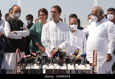 New Delhi, India, 13/10/2021, La delegazione del partito del Congresso nazionale indiano guidata da Rahul Gandhi (3L) ha discusso con i media dopo aver incontrato il presidente RAM Nath Kovind e aver presentato un memorandum sull'incidente di violenza di Lakhimpur Kheri al di fuori del Rashtrapati Bhawan. La delegazione del partito del Congresso nazionale indiano tiene una conferenza stampa dopo il loro incontro con il presidente RAM Nath Kovind. Il partito del Congresso chiede inoltre le dimissioni del ministro dell'Unione per gli Affari interni, Ajay Mishra, a seguito della violenza di Lakhimpuri Kheri, nell'Uttar Pradesh, in cui otto persone, tra cui quattro agricoltori, sono state uccise su Octo Foto Stock