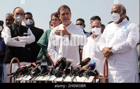 New Delhi, India, 13/10/2021, La delegazione del partito del Congresso nazionale indiano guidata da Rahul Gandhi (C) parla con i media dopo aver incontrato il presidente RAM Nath Kovind e aver presentato un memorandum sull'incidente di violenza di Lakhimpur Kheri al di fuori del Rashtrapati Bhawan. La delegazione del partito del Congresso nazionale indiano tiene una conferenza stampa dopo il loro incontro con il presidente RAM Nath Kovind. Il partito del Congresso chiede inoltre le dimissioni del ministro dell'Unione per gli Affari interni, Ajay Mishra, a seguito della violenza di Lakhimpuri Kheri, nell'Uttar Pradesh, in cui otto persone, tra cui quattro agricoltori, sono state uccise su Octo Foto Stock