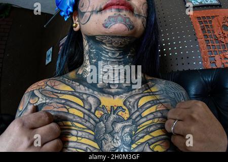 L'artista colombiana di tatuaggio Lina Matilde Sánchez, posa per foto nel suo studio di tatuaggio 'Tattoo studio Catrin'. Da più di 16 anni è stata un'artista tatuaggio, è la prima donna al mondo con tatuaggi in tutto il corpo di Catrina, Matilde Sánchez ha trovato un grande interesse nella cultura pre-ispanica e nella celebrazione messicana del giorno dei morti (dia de Muertos) Così decise di tatuarsi come il personaggio iconico del giorno della morte 'la Catrina' creato da Jose Guadalupe Posada. Il 10 ottobre 2021 a Pachuca, Messico. (Foto di Aidee Martinez/ Eyepix Group) Foto Stock