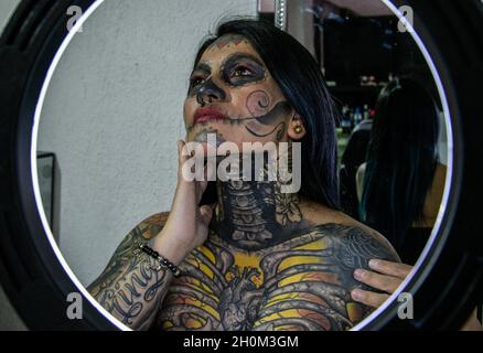 L'artista colombiana di tatuaggio Lina Matilde Sánchez, posa per foto nel suo studio di tatuaggio 'Tattoo studio Catrin'. Da più di 16 anni è stata un'artista tatuaggio, è la prima donna al mondo con tatuaggi in tutto il corpo di Catrina, Matilde Sánchez ha trovato un grande interesse nella cultura pre-ispanica e nella celebrazione messicana del giorno dei morti (dia de Muertos) Così decise di tatuarsi come il personaggio iconico del giorno della morte 'la Catrina' creato da Jose Guadalupe Posada. Il 10 ottobre 2021 a Pachuca, Messico. (Foto di Aidee Martinez/ Eyepix Group) Foto Stock