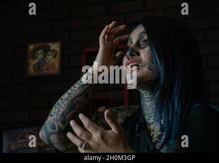 L'artista colombiana di tatuaggio Lina Matilde Sánchez, posa per foto nel suo studio di tatuaggio 'Tattoo studio Catrin'. Da più di 16 anni è stata un'artista tatuaggio, è la prima donna al mondo con tatuaggi in tutto il corpo di Catrina, Matilde Sánchez ha trovato un grande interesse nella cultura pre-ispanica e nella celebrazione messicana del giorno dei morti (dia de Muertos) Così decise di tatuarsi come il personaggio iconico del giorno della morte 'la Catrina' creato da Jose Guadalupe Posada. Il 10 ottobre 2021 a Pachuca, Messico. (Foto di Aidee Martinez/ Eyepix Group) Foto Stock