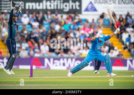 Mahendra Singh Dhoni in India sopravvive a un appello per lbw da Jos Buttler in Inghilterra (a sinistra) durante il terzo Royal London One Day International allo stadio Headingley Carnegie di Leeds Foto Stock