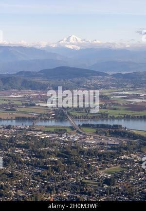 Vista aerea di Mission City, Fraser River e Mnt Baker sullo sfondo. Foto Stock