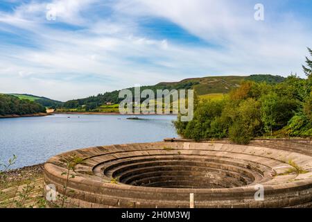 Plughole sul serbatoio di Ladybower nella valle superiore di Derwent in Derbyshire, il picco Distrct, Regno Unito Foto Stock