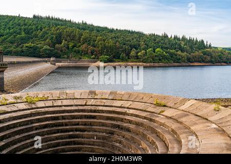 Plughole sul serbatoio di Ladybower nella valle superiore di Derwent in Derbyshire, il picco Distrct, Regno Unito Foto Stock