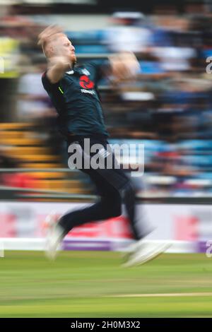 Il ben Stokes in Inghilterra si inanella durante il terzo Royal London One Day International allo stadio Headingley Carnegie di Leeds Foto Stock
