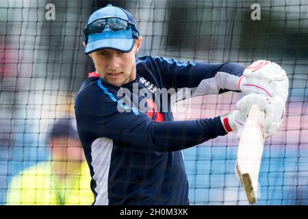 Joe Root inglese si impasta nelle reti durante il terzo Royal London One Day International allo stadio Headingley Carnegie di Leeds Foto Stock