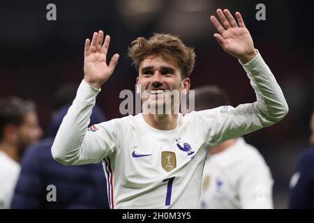 Milano, Italia, 10 ottobre 2021. Antoine Griezmann di Francia festeggia davanti ai tifosi dopo la vittoria del 2-1 nella finale della Lega delle Nazioni UEFA allo Stadio Giuseppe Meazza di Milano. Il credito d'immagine dovrebbe essere: Jonathan Moscrop / Sportimage Foto Stock