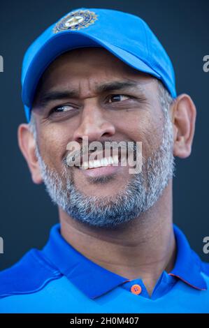 Il Mahendra Singh Dhoni in India si presenta durante la presentazione del trofeo durante il terzo Royal London One Day International allo stadio Headingley Carnegie di Leeds Foto Stock