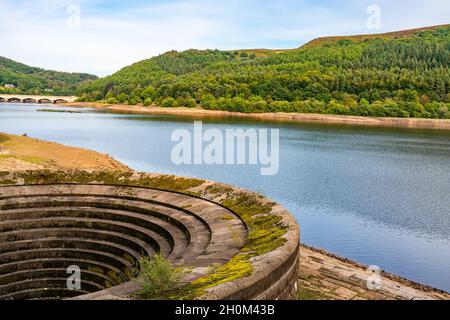 Plughole sul serbatoio di Ladybower nella valle superiore di Derwent in Derbyshire, il picco Distrct, Regno Unito Foto Stock