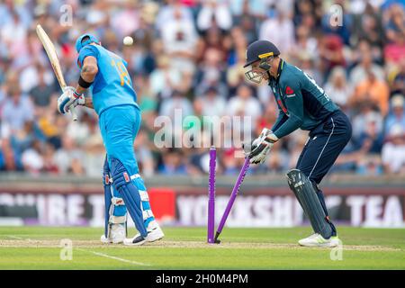 Jos Buttler in Inghilterra celebra il capitano indiano Virat Kohli che viene inghiottito dall’inglese Adil Rashid durante il terzo Royal London One Day International allo stadio Headingley Carnegie di Leeds Foto Stock