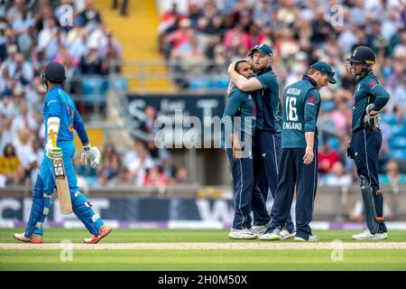 L’inglese Adil Rashid celebra con ben Stokes l’Inghilterra mentre Dinesh Karthik (a sinistra) lascia il campo dopo essere stato invischiato dall’inglese Adil Rashid per 21 corse durante il terzo Royal London One Day International allo stadio Headingley Carnegie di Leeds Foto Stock