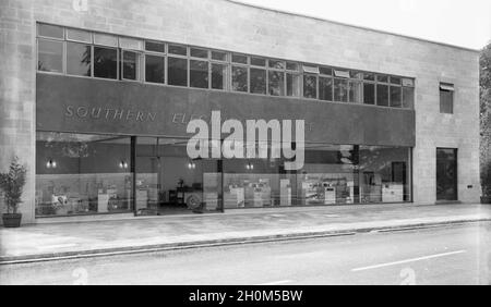 1950, vista storica, esterna di un grande, nuovo e moderno showroom in vetro del Southern Electricity Service, Witney, Oxford, Inghilterra, Regno Unito. Southern Electricity è stata una delle 12 centrali elettriche dell'area create sotto l'organismo centrale, il British Electricity Board (BEA), quando il mercato britannico dell'elettricità fu nazionalizzato nel 1948. Prima della nazionalizzazione, in Gran Bretagna erano coinvolte più di 600 diverse aziende nella produzione e fornitura di elettricità, tra cui enti pubblici come le autorità locali, i consigli distrettuali e le società private di energia elettrica. Foto Stock