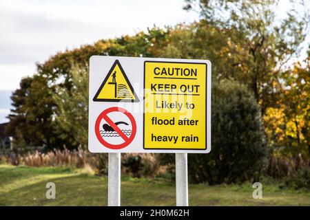 Un cartello con la scritta Keep out probabile alluvione dopo Heavy Rain Foto Stock