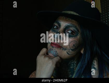 Non esclusiva: PACHUCA, MESSICO - 10 OTTOBRE 2021: Artista colombiano del tatuaggio Lina Matilde Sánchez, posa per foto nel suo studio del tatuaggio 'studio del tatuaggio Foto Stock