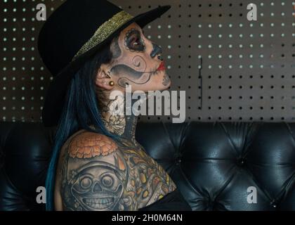 Non esclusiva: PACHUCA, MESSICO - 10 OTTOBRE 2021: Artista colombiano del tatuaggio Lina Matilde Sánchez, posa per foto nel suo studio del tatuaggio 'studio del tatuaggio Foto Stock