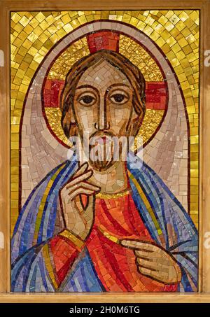 ROMA, ITALIA - 31 AGOSTO 2021: Il mosaico moderno di Gesù nella chiesa Chiesa di Santa Maria Addolorata. Foto Stock