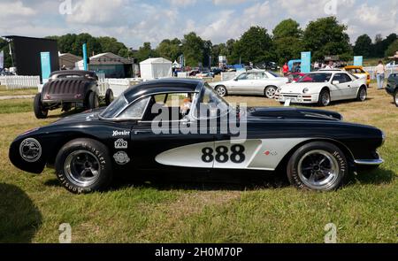 Vista laterale di a 1958, Chevrolet Corvette C1, in mostra al London Classic Car Show 2021 Foto Stock