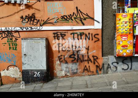 Graffiti protestando contro i piani di costruire una strada attraverso il territorio indigeno TIPNIS e Parco Nazionale, e anche danni ambientali al Lago Poopo e Salar de Uyuni causati da contaminazione mineraria e politiche estrattive, la Paz; Bolivia Foto Stock