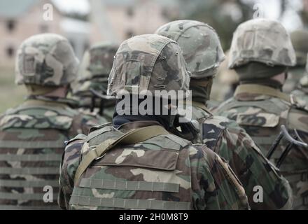 Soldati con fucili d'assalto dalla schiena. Foto Stock