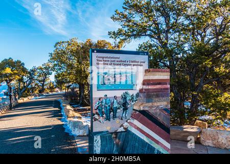 Insegna Marking the Trail of Time sul South Rim, Grand Canyon National Park, Arizona, USA Foto Stock