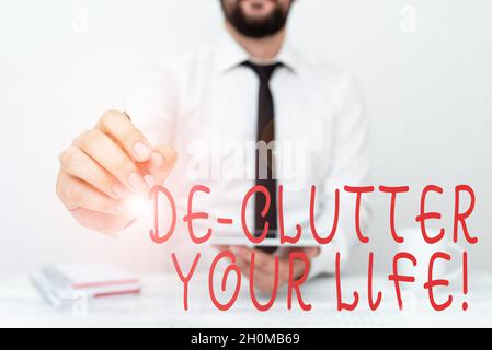 Segno di testo che mostra De Clutter Your Life. Panoramica aziendale rimuovere gli elementi non necessari da luoghi disordinati o sovraffollati che presentano la comunicazione Foto Stock