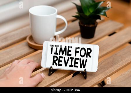 Tempo di scrittura a mano per la revisione. Approccio aziendale Valutazione formale di qualcosa con l'intenzione di istituire change Voice and Video Calling Foto Stock