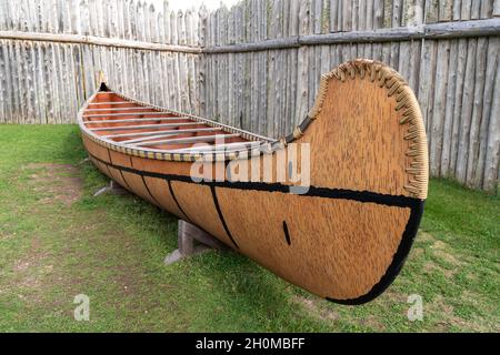 Minnesota, USA - 5 ottobre 2021: Ojibwe (Ojibwa) Birch-Bark canoa in mostra al Grand Portage National Monument Foto Stock