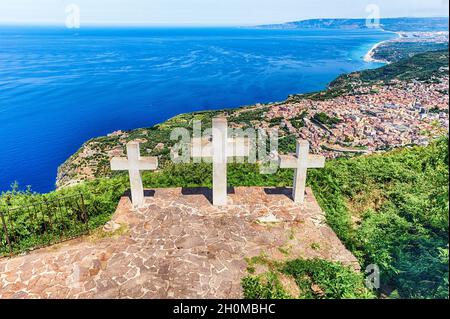 Le tre Iconiche Croci sulla cima del Monte Sant'Elia si affacciano sulla città di Palmi sul Mar Tirreno, in Italia Foto Stock