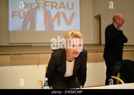 13 ottobre 2022, Meclemburgo-Pomerania occidentale, Güstrow: La presidente di stato della SPD Manuela Schwesig sta per incontrare l'esecutivo di stato della SPD, il consiglio dei partiti di stato e il gruppo parlamentare di stato. Successivamente Schersig fornirà informazioni sulla decisione di avviare negoziati di coalizione per la formazione di un governo nel parlamento di Stato di Schwerin. Foto: Frank Hormann/dpa Foto Stock