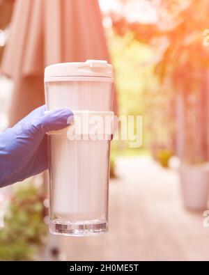 Tazza riutilizzabile. Caffè per andare caffè. Servizio ristorante Takeawake Foto Stock