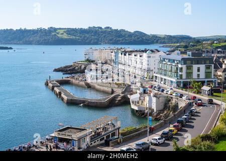 Plymouth Sound, Devon, Regno Unito. 13th Ott 2021. UK Weather: Bel sole caldo e cielo blu a Plymouth Sound. Questo pomeriggio a Plymouth il clima era caldo instagionabilmente. Mostra la vista da Plymouth Hoe. Credit: PQ/Alamy Live News Foto Stock