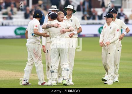 Ben Stokes in Inghilterra celebra il fatto che Jonny Bairstow cattura Shadab Khan in Pakistan Foto Stock