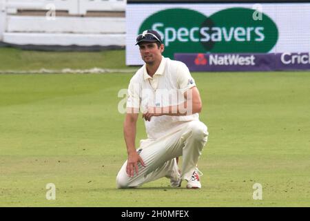 Alastair Cook in Inghilterra reagisce dopo aver fatto cadere un pescato dallo Shadab Khan in Pakistan Foto Stock