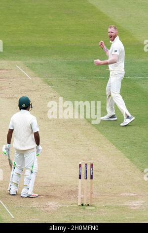 Ben Stokes in Inghilterra celebra il fatto che Asad Shafiq in Pakistan è stato catturato da David Malan Foto Stock