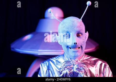 GEEK ART - Bodypainting and Transformaking: UFO photographing with Enrico Lein as an alien with an UFO at the Filmwelt Center in Bad Muender on October 13, 2021 - Un progetto del fotografo Tschiponnique Skupin e del bodypainter Enrico Lein Foto Stock