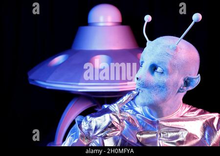 GEEK ART - Bodypainting and Transformaking: UFO photographing with Enrico Lein as an alien with an UFO at the Filmwelt Center in Bad Muender on October 13, 2021 - Un progetto del fotografo Tschiponnique Skupin e del bodypainter Enrico Lein Foto Stock