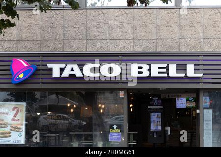 VALENCIA, SPAGNA - 13 SETTEMBRE 2021: Il Taco Bell è una catena americana di ristoranti fast food. I ristoranti servono una varieta' di ispirazione messicana Foto Stock