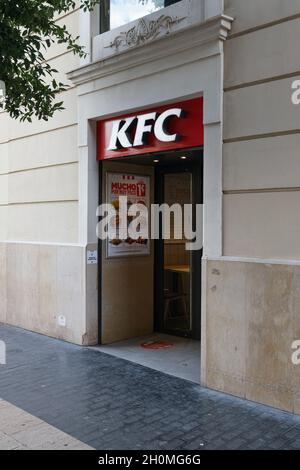 VALENCIA, SPAGNA - 21 SETTEMBRE 2021: KFC è una catena di ristoranti fast food americana specializzata in pollo fritto Foto Stock