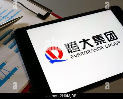 KIEV, UCRAINA - 13 ottobre 2021. Logo di China Evergrande Group sullo schermo. Foto Stock