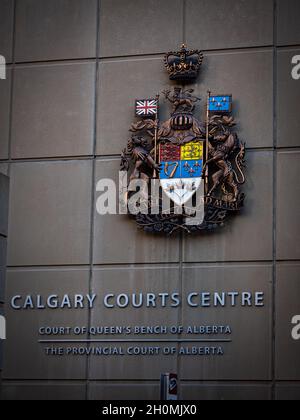 CALGARY, CANADA - 09 ottobre 2021: Placca di bronzo sulle pareti del Calgary Courts Center nel centro di Calgary. Foto Stock