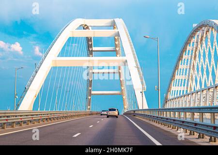 Crimean nuovo ponte automobilistico e ferroviario attraverso lo stretto di Kerch in Russia Foto Stock