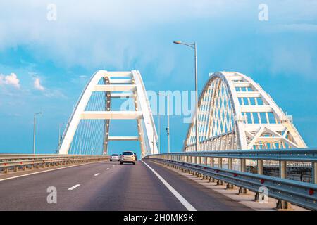 Crimean nuovo ponte automobilistico e ferroviario attraverso lo stretto di Kerch in Russia Foto Stock