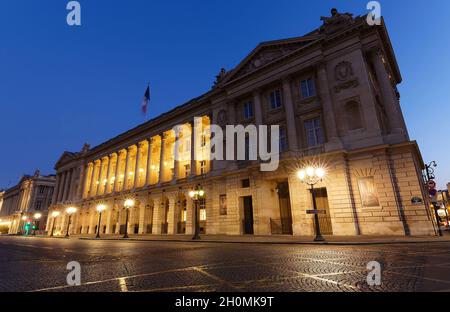 L'Hotel de la Marine è un monumento iconico in piazza Concorde . Fino al 1798, ospitò la Garde-Meuble de la Couronne, prima di diventare la Foto Stock