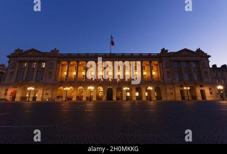 L'Hotel de la Marine è un monumento iconico in piazza Concorde . Fino al 1798, ospitò la Garde-Meuble de la Couronne, prima di diventare la Foto Stock