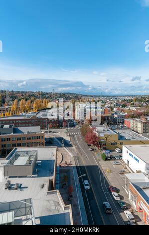 Una vista di Fremont e N. 34th Street verso ovest dal ponte Aurora a Fremont, Washington. Foto Stock