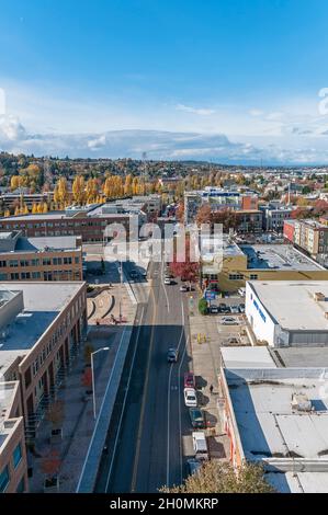 Una vista di Fremont e N. 34th Street verso ovest dal ponte Aurora a Fremont, Washington. Foto Stock