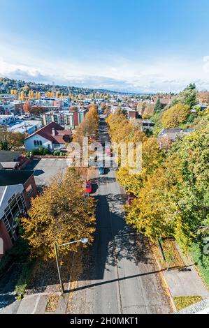 Una vista di Fremont e N. 35th Street verso ovest dal ponte Aurora a Fremont, Washington. Foto Stock