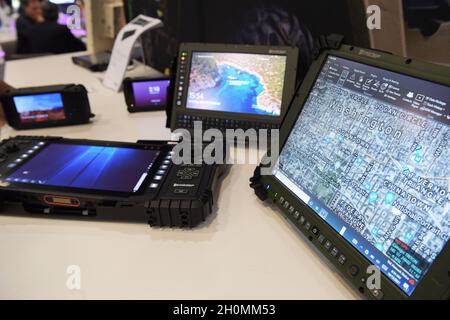 Washington, Stati Uniti. 13 ottobre 2021. Association of United state Army (AUSA) tiene una mostra sulle armi durante un meeting annuale e una vetrina 2021 degli AUSA, oggi il 13 ottobre 2021 presso il Walter E. Convention Center di Washington DC, USA. (Foto di Lenin Nolly/Sipa USA) Credit: Sipa USA/Alamy Live News Foto Stock